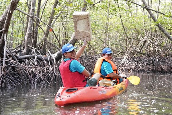 ซีไลฟ์ฯ สานต่อพันธกิจ “บริหารอควาเรียมแบบยั่งยืน” ส่งทีมลงพื้นที่ภูเก็ตพายเรือคายัคเก็บขยะ - ขัดบ่ออนุบาลเต่าทะเลบาดเจ็บ