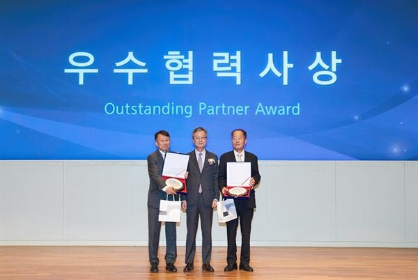 ภาพข่าว: CAZ รับรางวัล Outstanding Partner Award