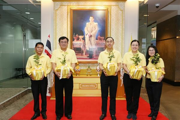 ภาพข่าว: EXIM BANK มอบต้นรวงผึ้งแก่สำนักงานเขตพญาไท เฉลิมพระเกียรติโอกาสพระราชพิธีบรมราชาภิเษก พุทธศักราช 2562