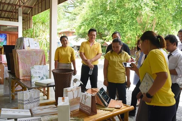 ม.อ.ตรัง ลงพื้นที่บริการวิชาการ ให้ความรู้ด้านการออกแบบบรรจุภัณฑ์ แก่กลุ่มมัดย้อมสีธรรมชาติบ้านคีรีวง จ.นครศรีธรรมราช