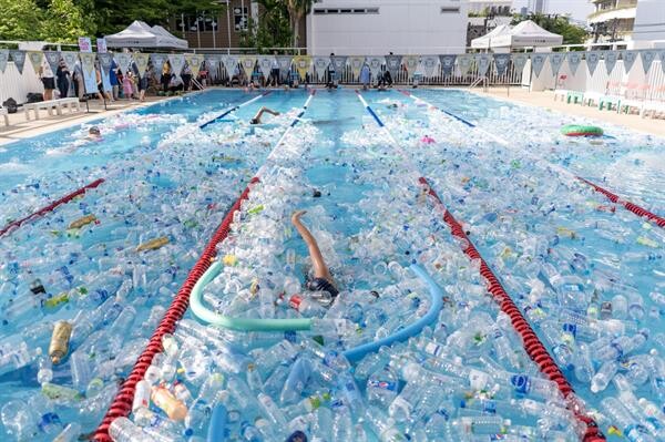 กลุ่มคนรุ่นใหม่รวมตัวชวนคนไทยรักทะเล เนื่องในวันทะเลโลก (World Oceans Day) จัดกิจกรรมแปลกสุดชิคว่ายน้ำท่ามกลาง “ขวดพลาสติก” เสียดสีสังคมสะท้อนปัญหาขยะล้นทะเล ที่ทุกฝ่ายต้องร่วมกันแก้ไข