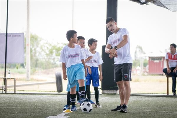 สตีเบล เอลทรอน จัดโครงการ Stiebel Eltron Football Clinic สอนฟุตบอลสมัยใหม่แก่เยาวชน พร้อมกระทบไหล่นักเตะดาวรุ่งสโมสรฟุตบอลไทยฮอนด้า ลาดกระบัง