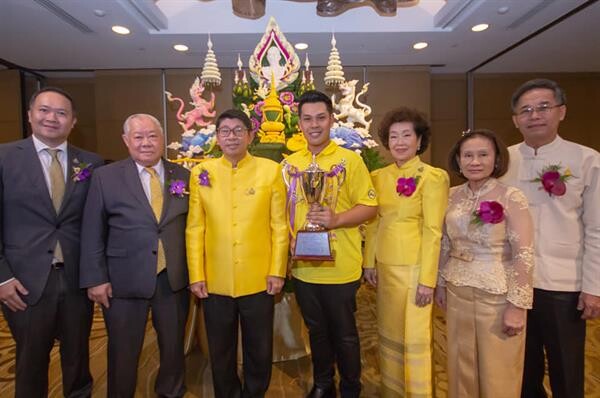 ด้วยสำนึกในพระมหากรุณาธิคุณเอนกอนันต์ งานประกวดแกะสลักผัก-ผลไม้ ผสานงานใบตอง ดอกไม้สด ครั้งที่ 21 ในหัวข้อ “เฉลิมพระเกียรติ บรมราชาภิเษก เอกอัครบารมีเลิศหล้า ทศมินทรมหาราชา”