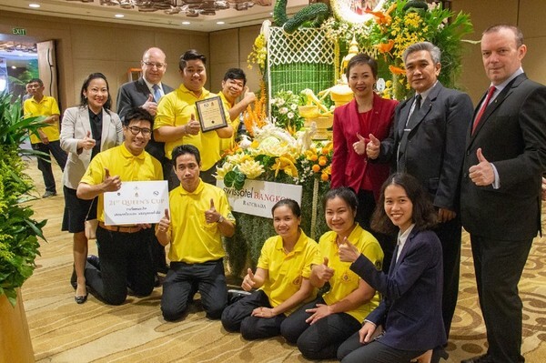 โรงแรมสวิสโฮเต็ล กรุงเทพฯ รัชดา คว้ารางวัลชนะเลิศงานประกวดแกะสลักผัก ผลไม้ ผสานงานใบตองและดอกไม้สด เพื่อเฉลิมพระเกียรติครั้งที่ 21