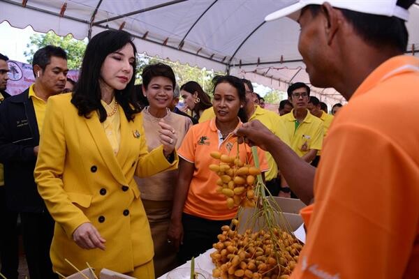 “รมช.มนัญญา” เปิดงานตลาดอินทผลัมเมืองย่าโม หนุนพัฒนาศักยภาพการแปรรูปอินทผลัมผลสด สายพันธุ์บาฮี พร้อมเชื่อมโยงการตลาด - แหล่งท่องเที่ยวเชิงเกษตร ดันเกษตรกรตัวจริงพบผู้บริโภค