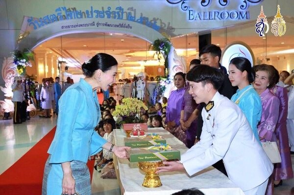 นศ.บัญชีศรีปทุม ทูลเกล้าฯ ถวายของที่ระลึก พระราชินี งานวันสตรีไทย’62