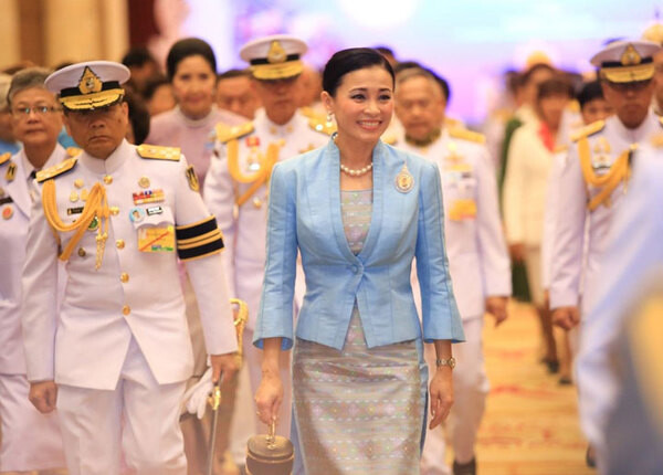 นศ.บัญชีศรีปทุม ทูลเกล้าฯ ถวายของที่ระลึก พระราชินี งานวันสตรีไทย’62