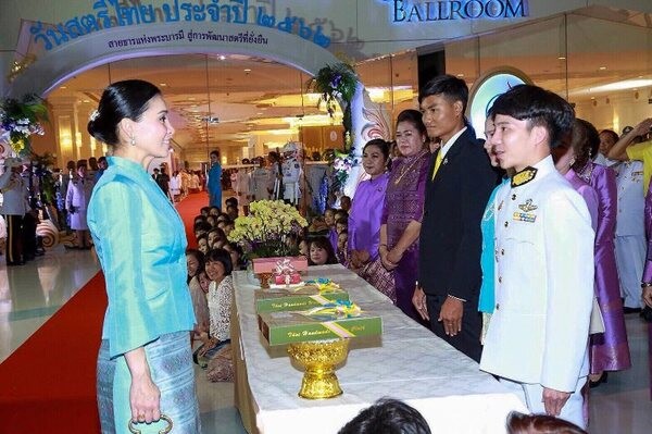 นศ.บัญชีศรีปทุม ทูลเกล้าฯ ถวายของที่ระลึก พระราชินี งานวันสตรีไทย’62