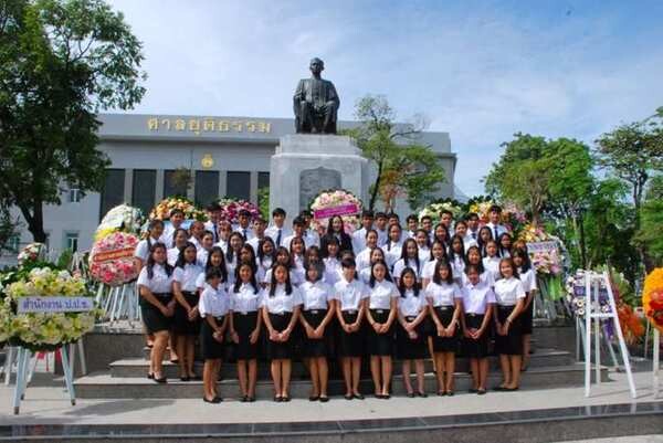 น้อมรำลึกพระบิดาแห่งกฎหมายไทย! นศ.นิติศาสตร์ ม.ศรีปทุม วางพวงมาลาวันรพี”62