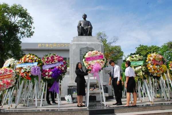 น้อมรำลึกพระบิดาแห่งกฎหมายไทย! นศ.นิติศาสตร์ ม.ศรีปทุม วางพวงมาลาวันรพี”62