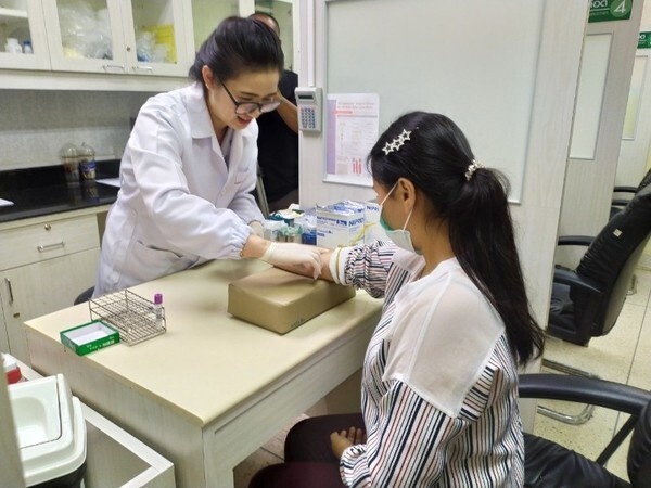 โรงพยาบาลแม่สายจับมือศูนย์วิทยาศาสตร์การแพทย์เชียงรายเดินหน้านตรวจคัดกรองภาวะธาลัสซีเมียในกลุ่มเสี่ยง ขณะที่หมอเด็กชี้!!โรงพยาบาลยังมีปัญหาขาดแคลนเลือด วอนผู้ใจบุญบริจาคเลือดช่วยเหลือน้องๆผู้ป่วยโรคธาลัสซีเมีย