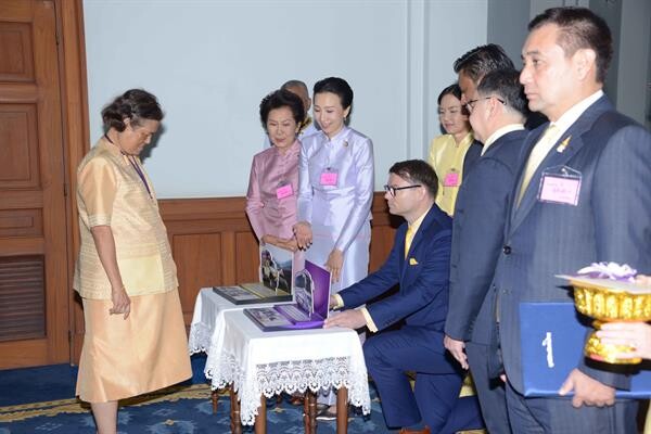 ภาพข่าว: สมเด็จพระกนิษฐาธิราชเจ้า กรมสมเด็จพระเทพรัตนราชสุดาฯ สยามบรมราชกุมารีพระราชทานพระราชวโรกาสให้บริษัท เบส ออโตโมทีฟ อินดัสตรี จำกัด และบริษัท เดมเลอร์ คอมเมอร์เชียล วีฮีเคิลส์ ประเทศไทย จำกัด ทำการเข้าเฝ้า