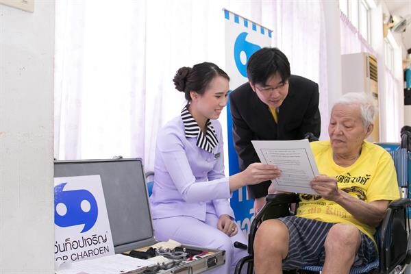 “แว่นท็อปเจริญ” ตรวจสุขภาพดวงตาและประกอบแว่นฟรี ให้แก่ผู้สูงอายุบ้านบางแค เนื่องในโอกาสเดือนสิงหามหามงคล