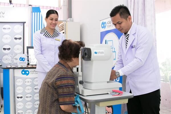 “แว่นท็อปเจริญ” ตรวจสุขภาพดวงตาและประกอบแว่นฟรี ให้แก่ผู้สูงอายุบ้านบางแค เนื่องในโอกาสเดือนสิงหามหามงคล