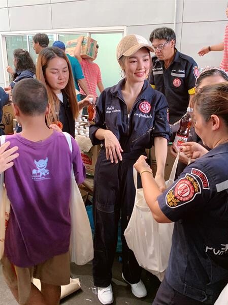 ลูลู่-ลาล่า-กระแต อาร์สยาม อาสาทำความดี ร่วมประเพณีทิ้งกระจาด