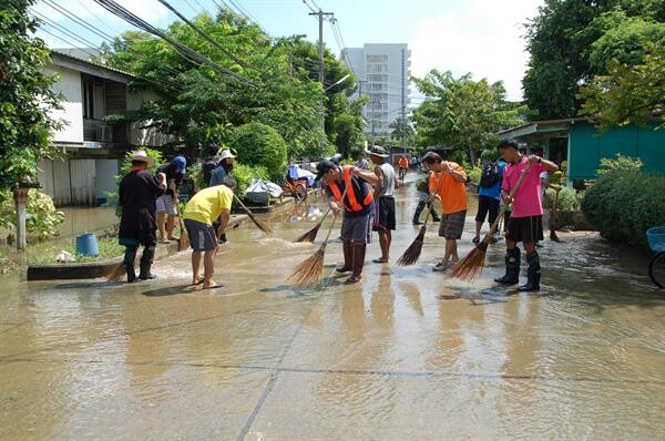 จิตเวชโคราช จัดทีมฟื้นฟูจิตใจผู้ประสบภัยที่ชัยภูมิ สุรินทร์ ย้ำเตือน!! อย่าปล่อยคนเศร้า เหม่อลอย อยู่คนเดียว!!