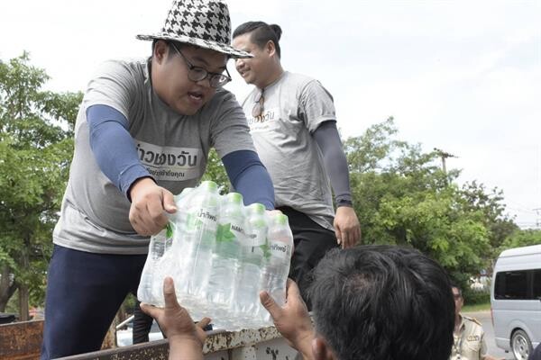 “วันสร้างสุข” ระดมกำลังต่อเนื่อง!! “พลพล-แช่ม-โดม” ลุยน้ำท่วมช่วยเหลือชาว “อุบลราชธานี”