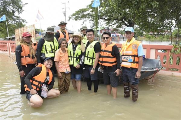 “วันสร้างสุข” ระดมกำลังต่อเนื่อง!! “พลพล-แช่ม-โดม” ลุยน้ำท่วมช่วยเหลือชาว “อุบลราชธานี”