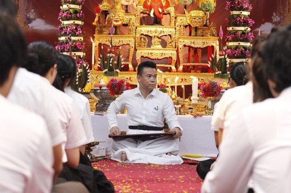 บูชาคุณแห่งครู! คณะสถาปัตย์ ม.ศรีปทุม จัดพิธีครอบครูไหว้ครูช่างสถาปัตยกรรม ประจำปีการศึกษา 2562 รุ่นที่ 26