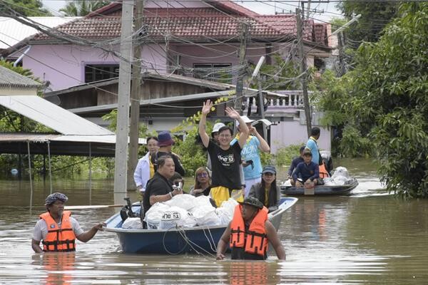 “เกลือ กิตติ” รับไม้ต่อโครงการ “วันสร้างสุข” ชวน “บานเย็น-แคนดี้” ลงพื้นที่สู้ภัยน้ำท่วม