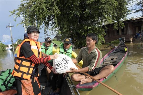 “เกลือ กิตติ” รับไม้ต่อโครงการ “วันสร้างสุข” ชวน “บานเย็น-แคนดี้” ลงพื้นที่สู้ภัยน้ำท่วม