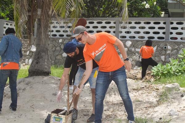 ลาล่ามูฟ นำทีมเก็บขยะชายหาดเพื่อประโยชน์สิ่งแวดล้อม