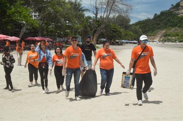 ลาล่ามูฟ นำทีมเก็บขยะชายหาดเพื่อประโยชน์สิ่งแวดล้อม