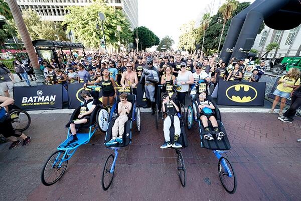 จัดเต็มภาพกิจกรรมวัน Batman Day แห่เปิดสัญลักษณ์ค้างคาว เพื่อเฉลิมฉลองครบรอบ 80 ปีซูเปอร์ฮีโร่ “แบทแมน”