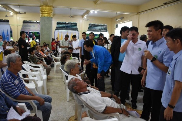 รมช.สาธารณสุข นำทีมจักษุแพทย์ ตรวจคัดกรองตาต้อกระจก ผู้มีอายุ 50 ปีขึ้นไปที่มีสายตาเลือนราง