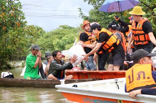 “แท่ง-ชาคริต” นำทีมเพื่อนนักแสดงลงพื้นที่ส่งกำลังใจสู้ภัยน้ำท่วม กับโครงการ “วันสร้างสุข”