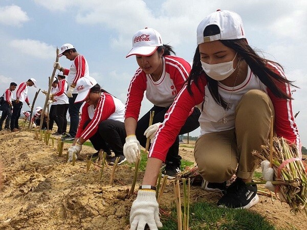 มูลนิธิ โคคา-โคลา ประเทศไทย และกลุ่มธุรกิจโคคา-โคลา ในประเทศไทย นำทัพอาสาสมัคร จัดกิจกรรมอาสาสมัครแก้ปัญหาน้ำแล้ง น้ำหลาก น้ำเสีย และเพิ่มประสิทธิภาพในการกักเก็บน้ำ เพื่อการเกษตร ต.ทะเลน้อย จ.พัทลุง