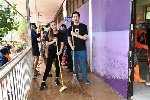 อ๊อฟ -แนส  “ปันน้ำใจ สู้ภัยน้ำท่วม”ลงพื้นที่ช่วย โรงเรียน จ. อุบลฯ