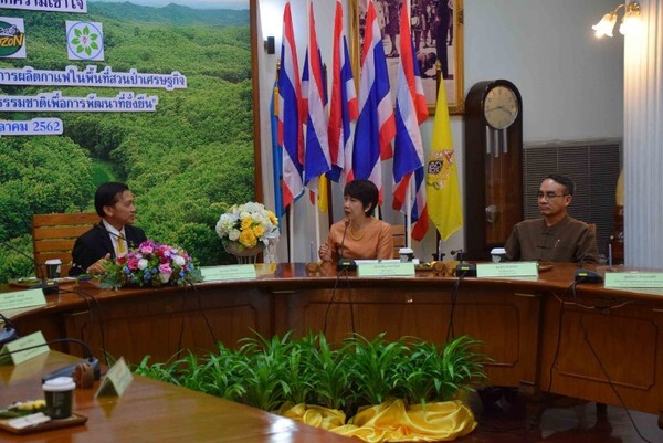 อ.อ.ป. ร่วมกับ บ.ปตท. - บ.สานพลังฯ ลงนาม 'วิจัยพัฒนาการปลูกและผลิตกาแฟ’ สายพันธุ์อะราบิกา - โรบัสตา ภายใต้ระบบการอนุรักษ์ที่ยั่งยืน /เล็ง 3 สวนป่านำร่อง