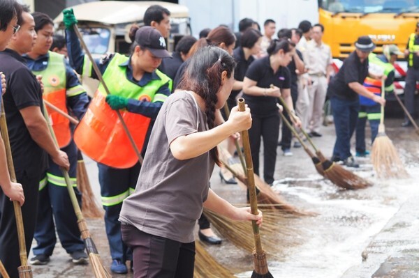 โรงแรม อิเลฟเว่น กรุงเทพฯ สุขุมวิท 11 ร่วมกิจกรรมทำความสะอาดประจำปี 2562 ซอยสุขุมวิท 11