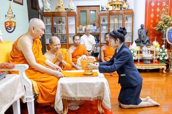 นศ.บัญชี ม.ศรีปทุม ทูตกิจกรรมเยาวชน! เฝ้าถวายสักการะ ”พระสังฆราช” เนื่องในวันเยาวชนแห่งชาติ ๒๕๖๒