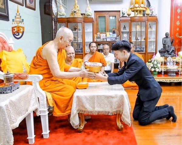 นศ.บัญชี ม.ศรีปทุม ทูตกิจกรรมเยาวชน! เฝ้าถวายสักการะ ”พระสังฆราช” เนื่องในวันเยาวชนแห่งชาติ ๒๕๖๒