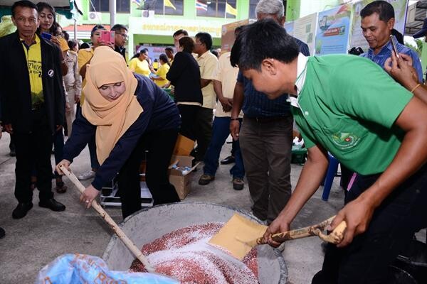 'มนัญญา’ ลงใต้ เดินหน้าดันสหกรณ์ผลิตปุ๋ยใช้เอง พร้อมหนุนสหกรณ์การเกษตรปากพะยูน ต้นแบบเกษตรไร้สารเคมี