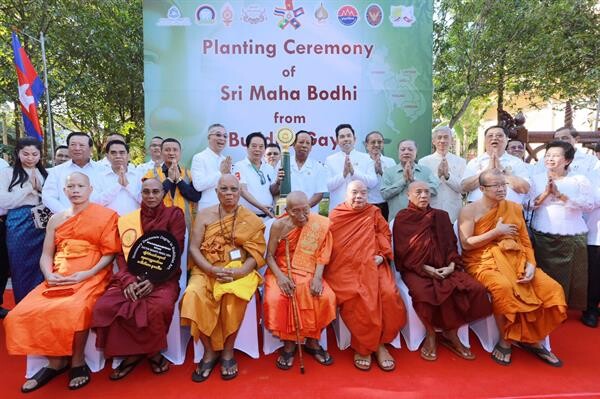 พิธีปลูกต้นศรีมหาโพธิ์ จากพุทธคยา ณ วัดเทพโพธิวงศ์ จังหวัดเสียมราฐ ราชอาณาจักรกัมพูชา