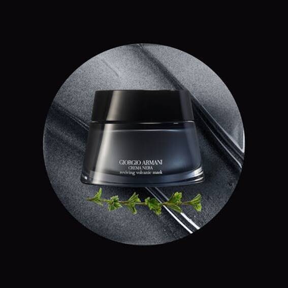 GIORGIO ARMANI CREMA NERA REVIVING VOLCANIC MASK Sensorial ritual, skin-reviving results มาส์กเข้มข้นแห่งวิทยาการ 'พืชฟื้นชีพ’  พฤกษาพรรณเลอค่าปลุกเร้าสัมผัสปรนนิบัติผิวหน้าสู่สูงสุด*แห่งสมดุล