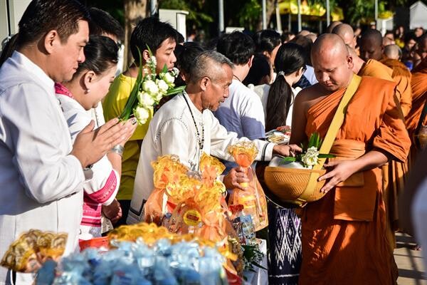 ไวไว ร่วมพิธีตักบาตรเทโว ในงานประเพณีออกพรรษา ลอยประทีปบูชา พุทธกตัญญู จ.ขอนแก่น ประจำปี 2562