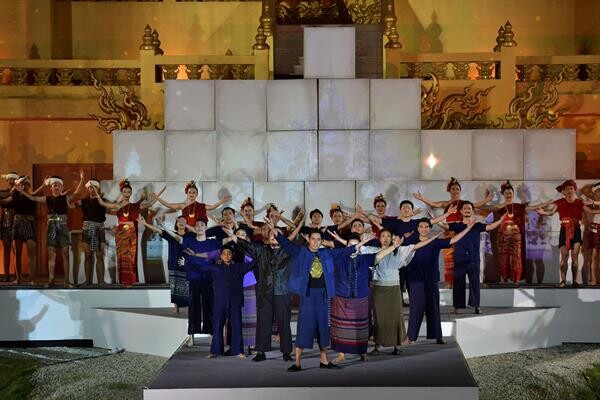 “วัดร่องขุ่น ไลท์ เฟส” ชวนปลุกกระแสชุดไทยฟีเว่อร์รับลมหนาว ชวนนักท่องเที่ยวสัมผัสความมหัศจรรย์งานแสดง แสง เสียง ที่ยิ่งใหญ่ที่สุดของจ.เชียงราย