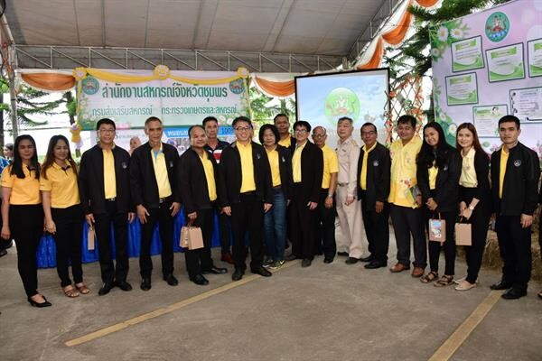 รัฐมนตรีว่าการกระทรวงเกษตรและสหกรณ์ลงพื้นที่จังหวัดชุมพร ตรวจเยี่ยมโรงสกัดน้ำมันปาล์มสหกรณ์นิคมท่าแซะ จำกัด ผลิตกระแสไฟฟ้าจากน้ำทิ้งของโรงงาน