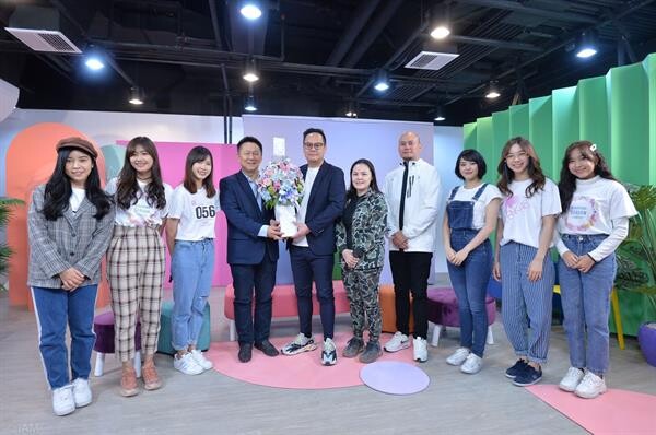 เอ็ม บี เค เซ็นเตอร์ มอบดอกไม้แสดงความยินดีเปิดตัว “BNK Digital Live Studio”