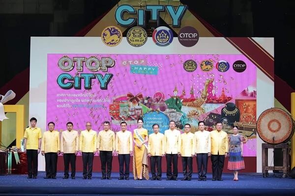 ฮือฮา OTOP City 2019 โชว์ “เรือสุพรรณหงส์จักสานจำลอง” ลำเหยียบ 2 ล้าน พร้อมเปิดโซนใหม่ OTOP Lady