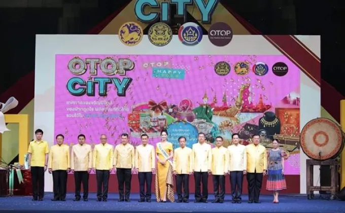 ฮือฮา OTOP City 2019 โชว์ “เรือสุพรรณหงส์จักสานจำลอง”