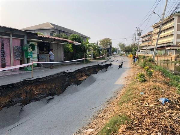 ซ่อมแซมคันทางแก้ปัญหาผิวจราจรซอยสุวินทวงศ์ 42 ทรุดตัว