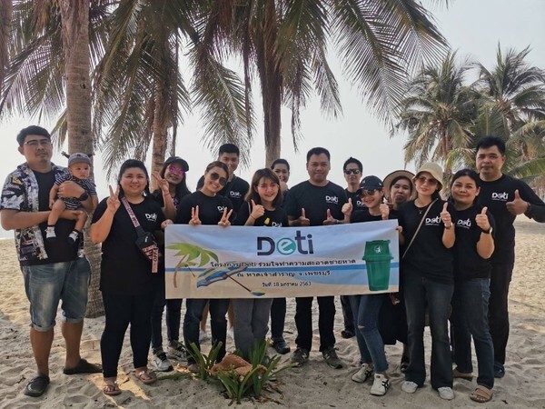 DETI นำทีมเก็บขยะชายหาดปลูกจิตสำนึกเพื่อสิ่งแวดล้อม