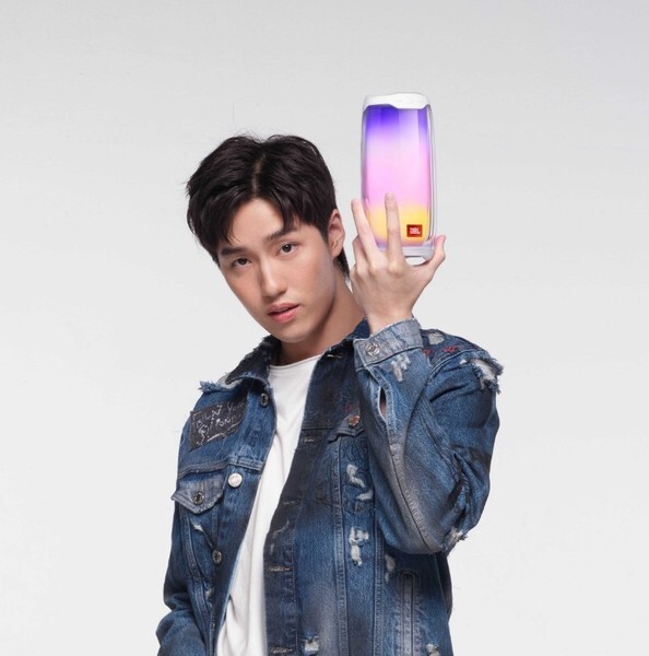 มหาจักรฯ เปิดตัว JBL Brand Presenter ดึง 'ต่อ ธนภพ’ เสริมทัพ หวังเจาะกลุ่มคนรุ่นใหม่ เล็งบุกตลาดลำโพงและหูฟังเต็มที่ ตั้งเป้าเป็นผู้นำตลาดหูฟัง True Wireless