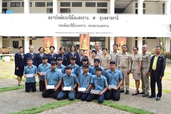 ภาพข่าว: แม่บ้านมหาดไทย จ.อุบลราชธานี มอบทุนการศึกษา มูลนิธิร่วมจิตต์น้อมเกล้าฯ