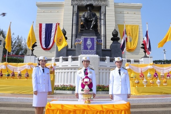 ภาพข่าว: อว. มอบ วว. ร่วมพิธีวางพานพุ่มถวายราชสักการะ พระบาทสมเด็จพระพุทธยอดฟ้าจุฬาโลกมหาราช เนื่องในวันจักรี